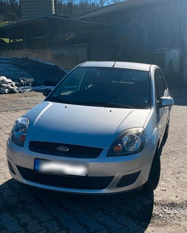 Gebraucht Ford Fiesta 80 PS (58 kW) 2008 Silber Kleinwagen