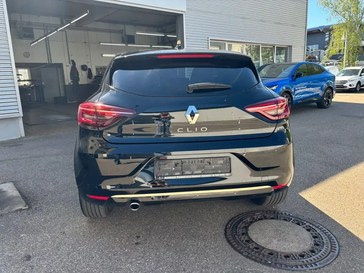 Używany Renault Clio V 140 KM (102 kW) 2022 Czarny Hatchback