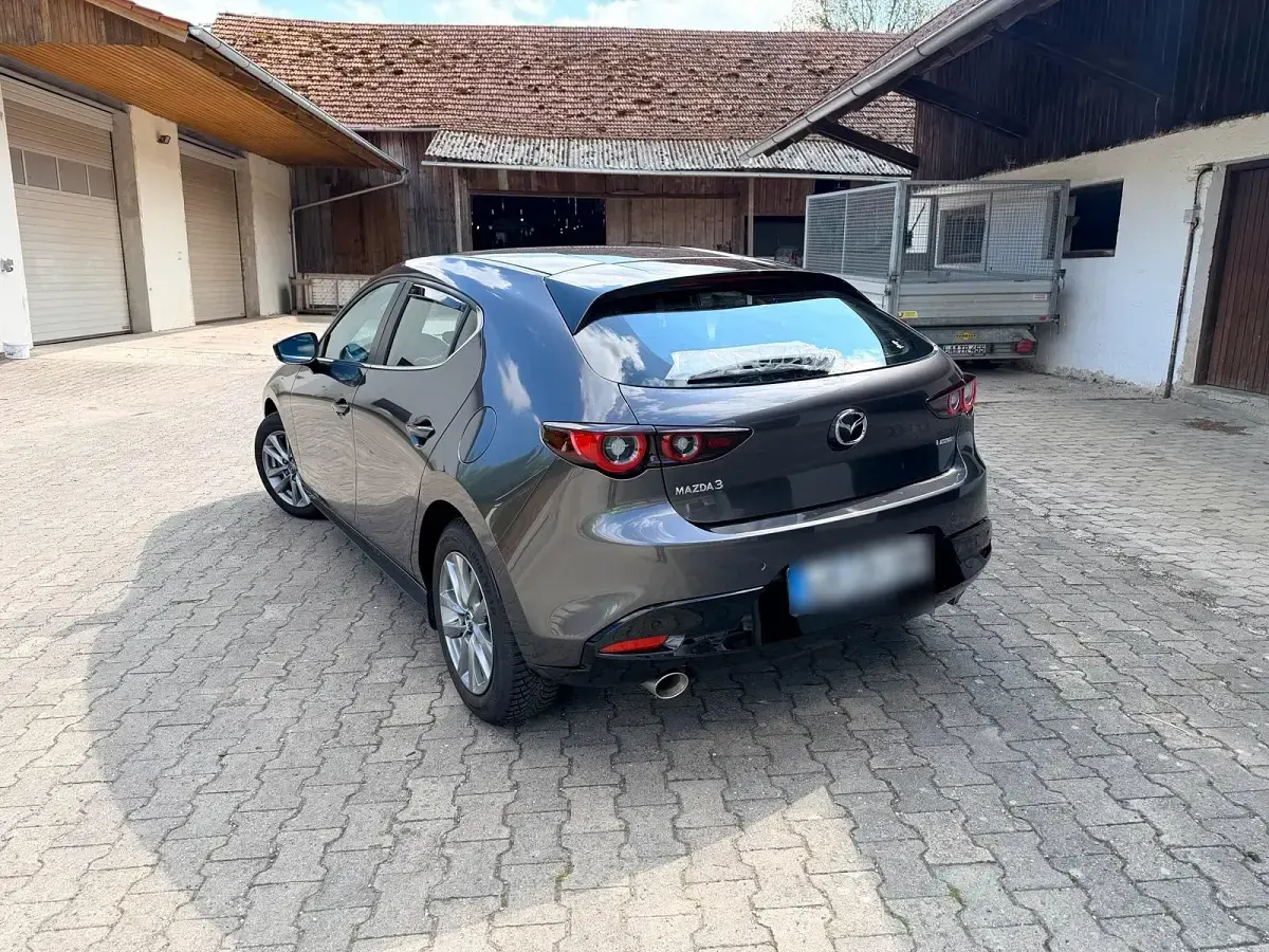 Używany Mazda 3 186 KM (136 kW) 2023 Szary Sedan/Limuzyna