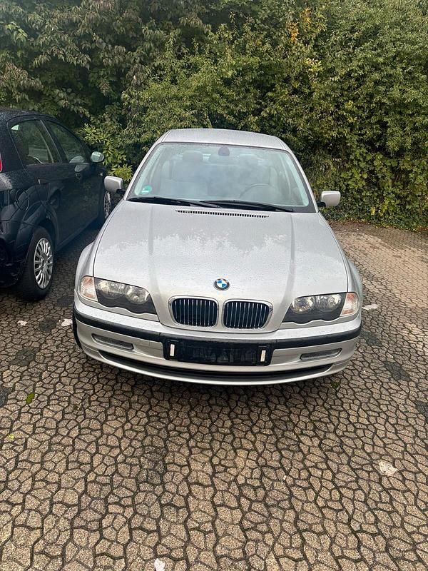 Silber Gebraucht 2000 BMW 318 Limousine | 950 € - Bild 1/4