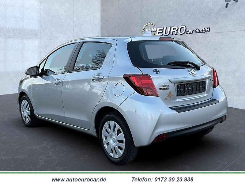 Gebraucht Toyota Yaris Comfort 69 PS (50 kW) 2015 Silber Kleinwagen