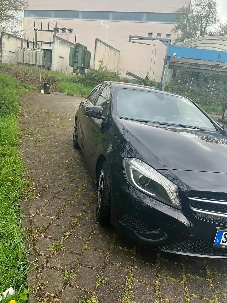 Gebraucht Mercedes A180 122 PS (89 kW) 2015 Schwarz Limousine