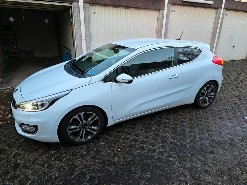 Weiß Gebraucht 2013 Kia Ceed Kleinwagen | 6.999 € (Fairer Preis) - Bild 1/4