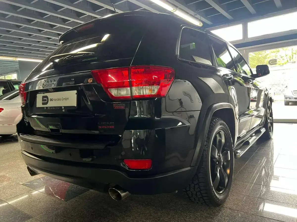 Gebraucht Jeep Grand Cherokee Overland 352 PS (258 kW) 2011 Brilliant black crystal pearl SUV