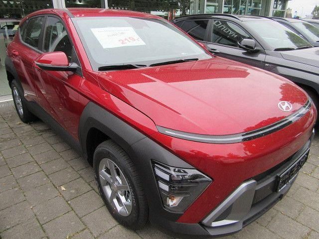Ultimate red / met Gebraucht 2025 Hyundai Kona Select SUV | 23.990 € (Fairer Preis) - Bild 1/4