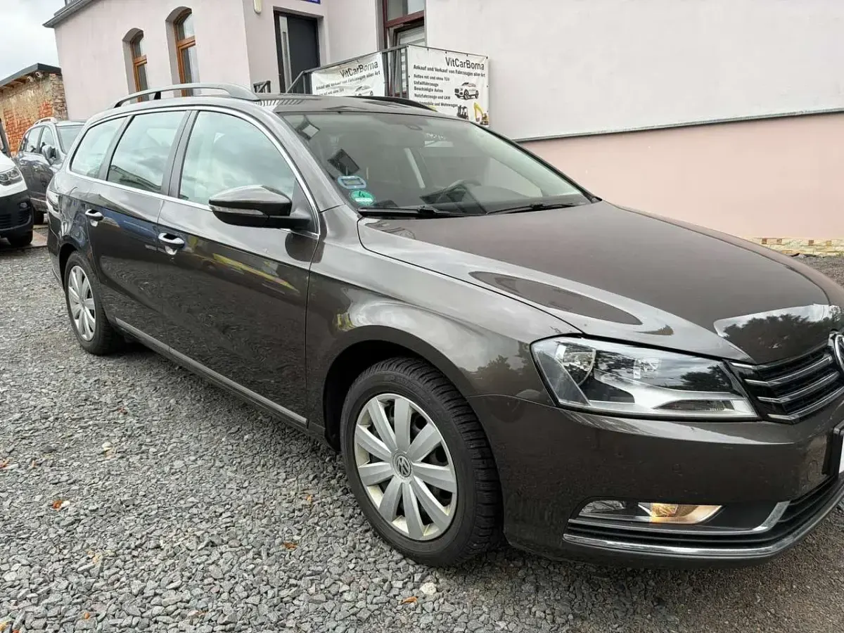 Gebraucht VW Passat Comfortline 122 PS (89 kW) 2011 Black oak brown metallic Kombi