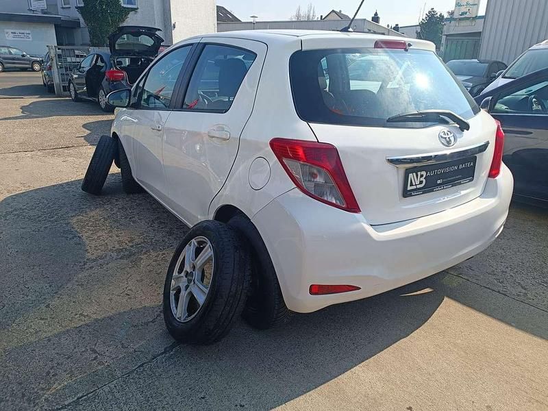 Gebraucht Toyota Yaris Cool 90 PS (66 kW) 2012 Weiß Kleinwagen