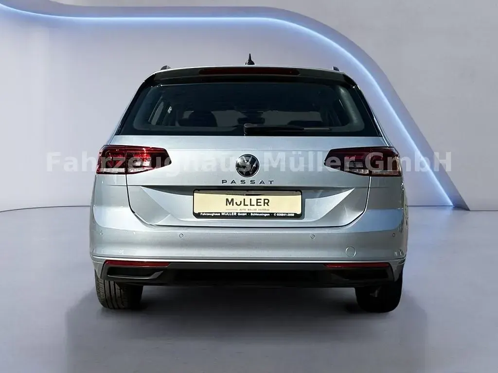 Gebraucht VW Passat Basis 150 PS (110 kW) 2022 Scale silver metallic Kombi