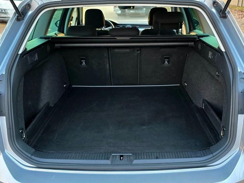 Gebraucht VW Passat 122 PS (89 kW) 2023 Silber Kombi