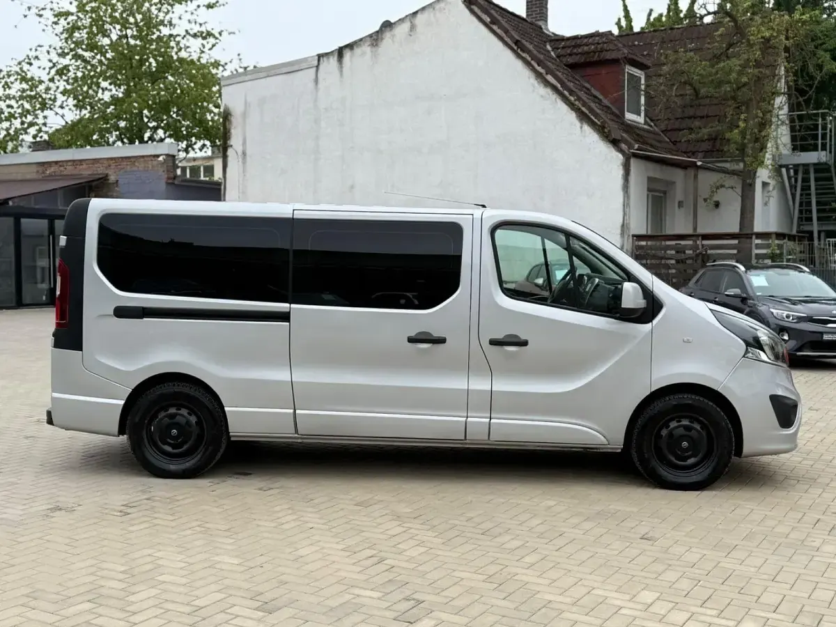 Używany Opel Vivaro 116 KM (85 kW) 2015 Szary Minivan