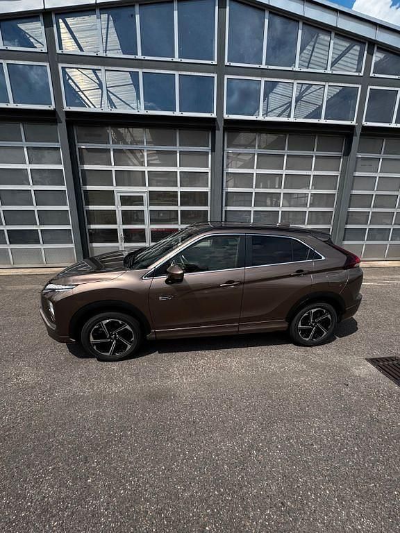 Braun Gebraucht 2024 Mitsubishi Eclipse Cross Plus SUV | 29.200 € (Teuer) - Bild 1/4