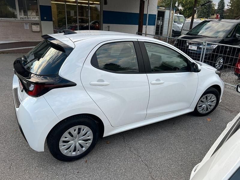 Weiß Gebraucht 2025 Toyota Yaris Hybrid Comfort Limousine | 19.800 € (Superpreis) - Bild 1/4