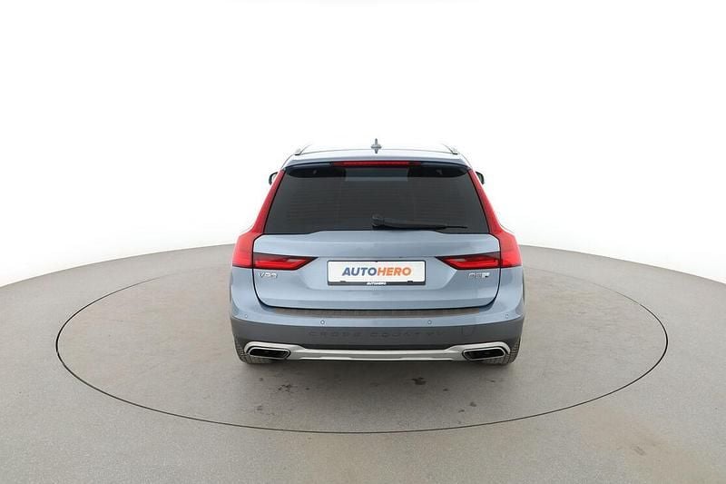 Second-hand Volvo V90 CC 235 CP (172 kW) 2017 Albastru Break