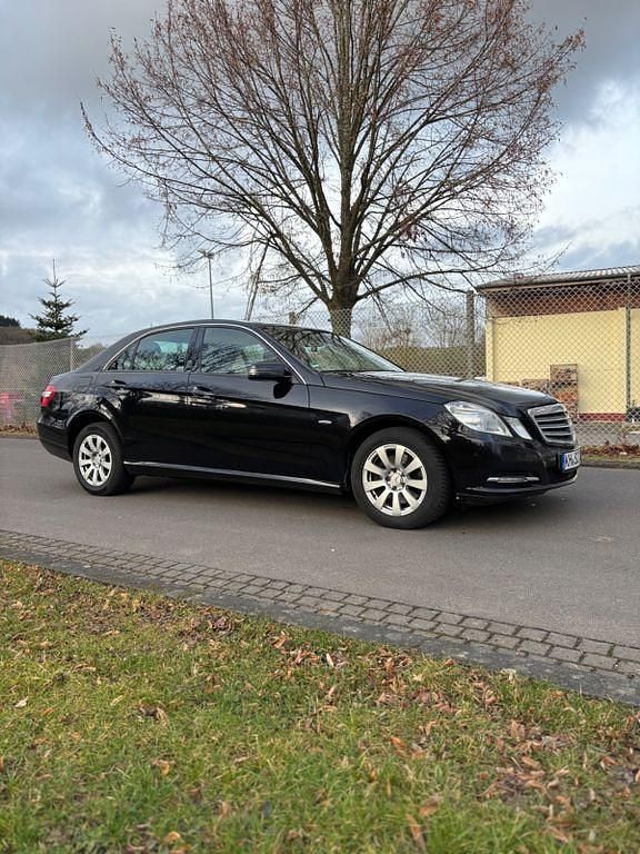 Second-hand Mercedes E250 204 CP (150 kW) 2010 Negru Berlinǎ