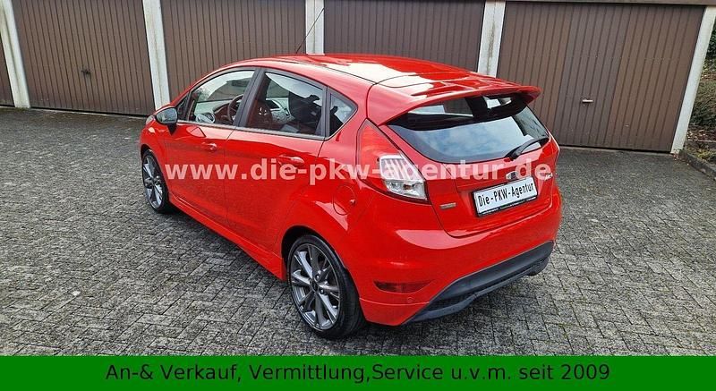 Gebraucht Ford Fiesta ST-Line 101 PS (74 kW) 2016 Rot Limousine