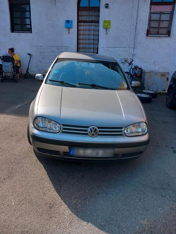 Silber Gebraucht 2002 VW Golf IV Kleinwagen | 700 € (Guter Preis) - Bild 1/4