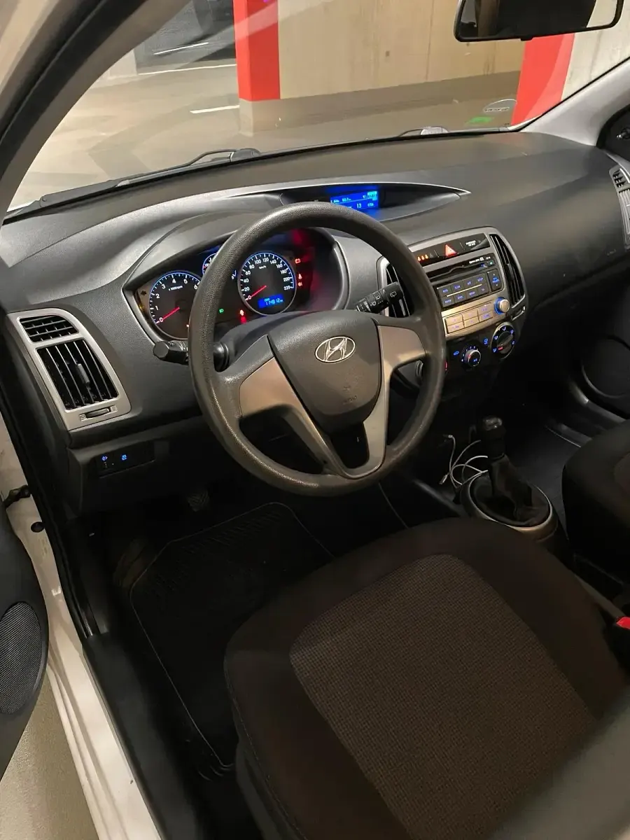 Gebraucht Hyundai i20 86 PS (63 kW) 2014 Weiß Kleinwagen