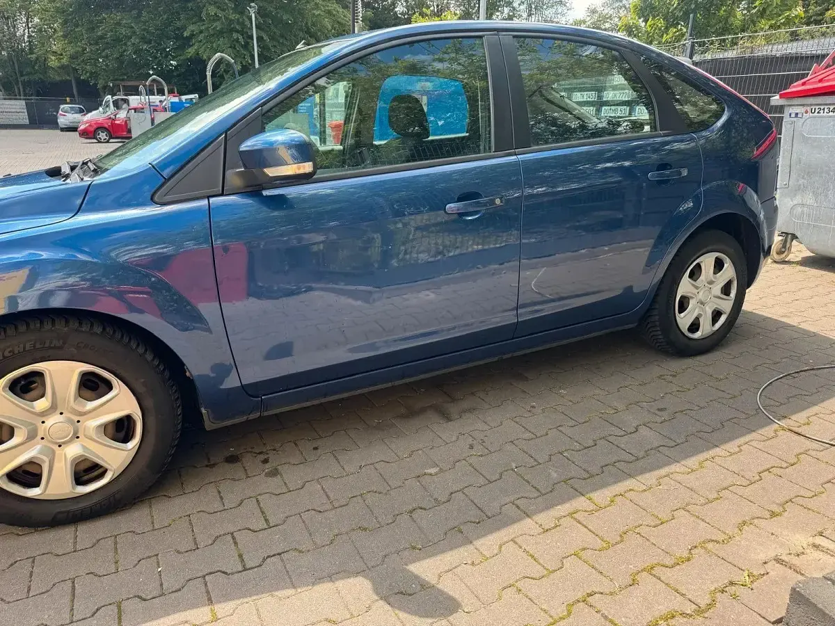 Begagnad Ford Focus Ambiente 101 HK (74 kW) 2008 Blå Sedan