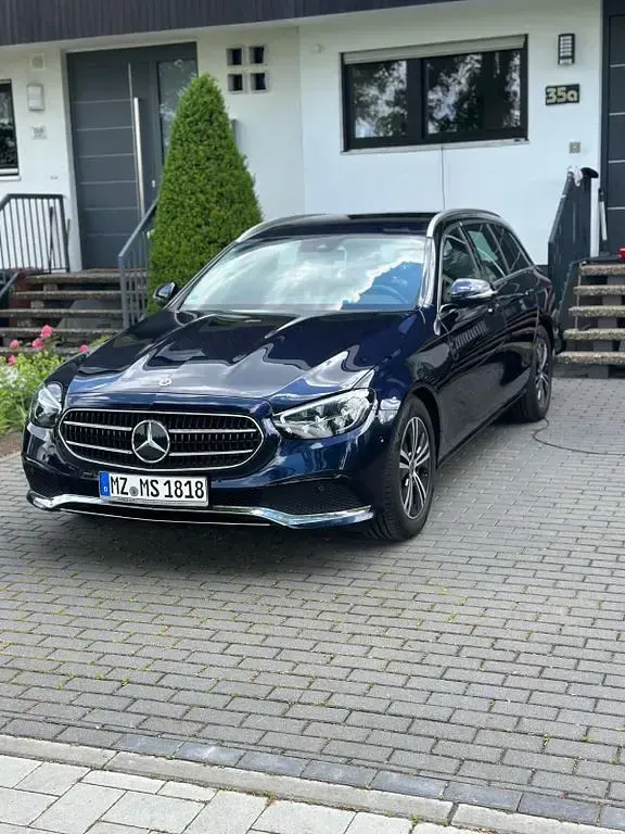 Gebraucht Mercedes E200 Avantgarde 197 PS (144 kW) 2023 Blau Limousine