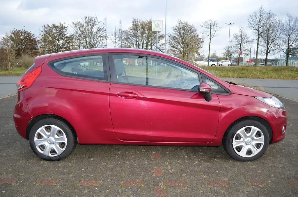 Gebraucht Ford Fiesta Champions Edition 60 PS (44 kW) 2012 Rot Limousine