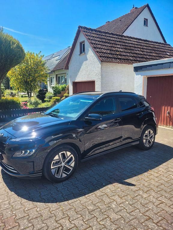 Schwarz Gebraucht 2022 Hyundai Kona Trend SUV | 15.750 € (Superpreis) - Bild 1/4