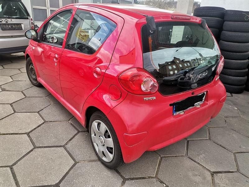Gebraucht Toyota Aygo Cool 68 PS (50 kW) 2006 Rot Kleinwagen
