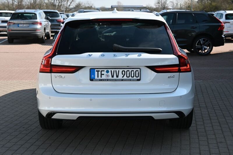 Gebraucht Volvo V90 Plus 197 PS (144 kW) 2023 Crystal white / metallic Kombi