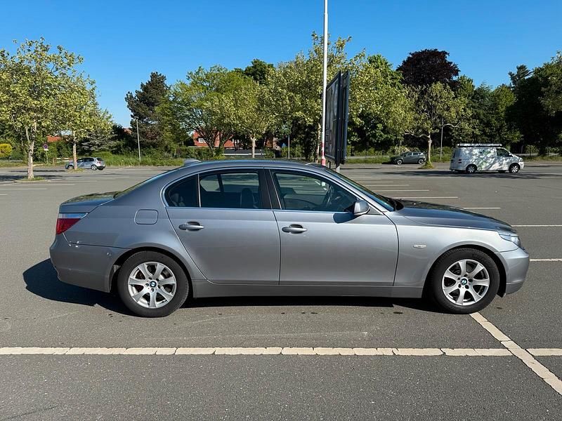 Gebraucht BMW 523 170 PS (125 kW) 2005 Blau Limousine