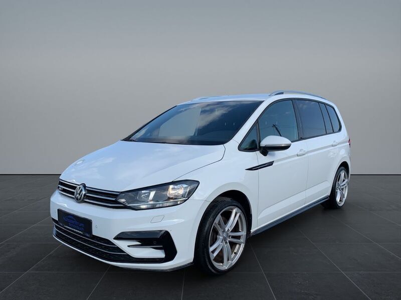 Pure white Gebraucht 2016 VW Touran Comfortline Van / Kleinbus | 16.490 € (Etwas zu teuer) - Bild 1/4