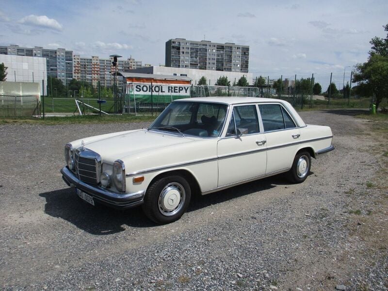 Weiß Gebraucht 1972 Mercedes W114 Limousine | 19.990 € - Bild 1/4