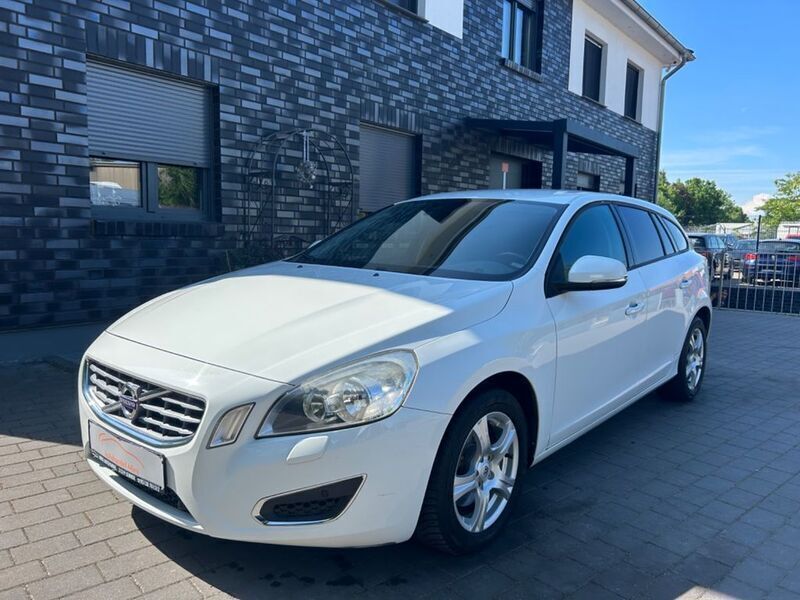 Weiß Gebraucht 2011 Volvo V60 Kinetic Kombi | 8.499 € (Fairer Preis) - Bild 1/4
