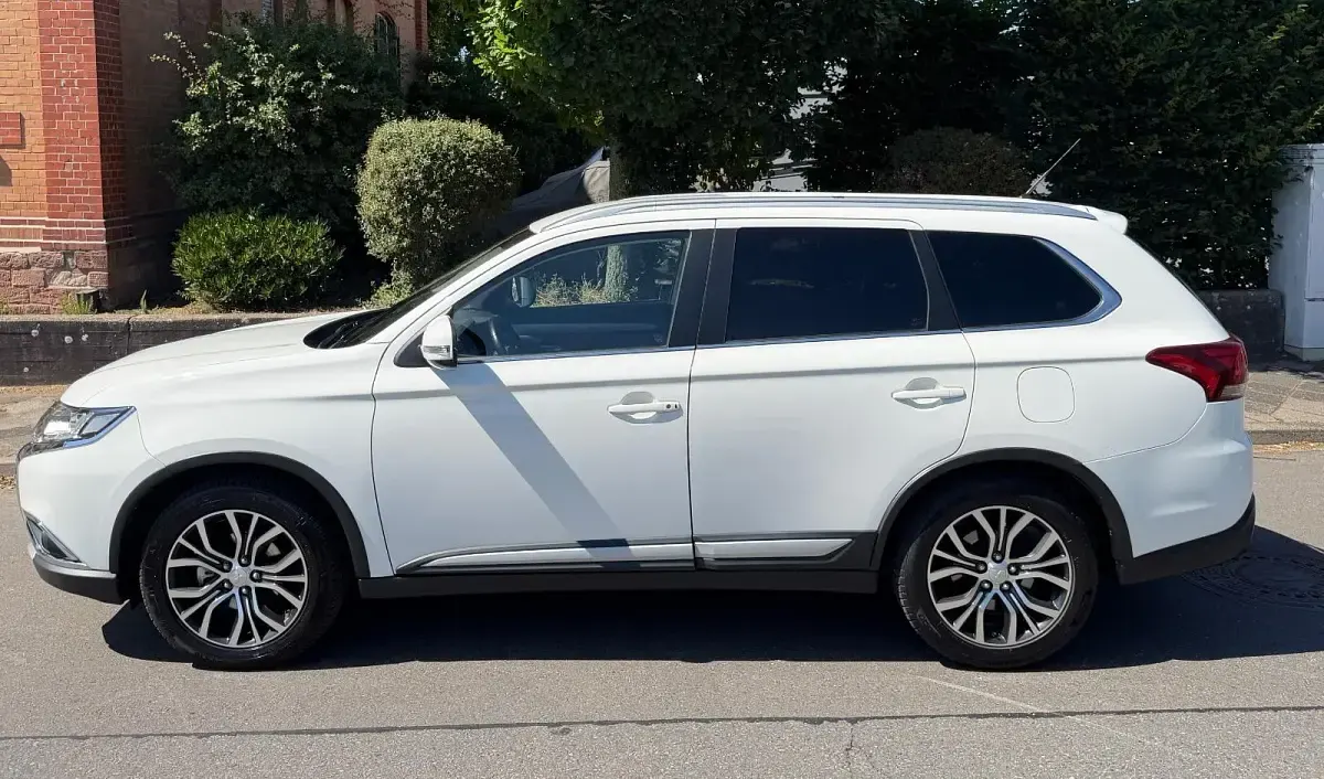 Gebraucht Mitsubishi Outlander Plus 150 PS (110 kW) 2015 Weiß SUV