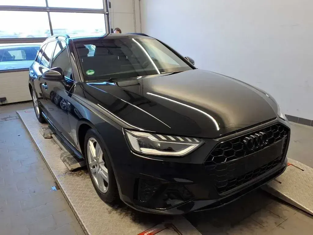 Używany Audi A4 S-Line 204 KM (150 kW) 2023 Czarny Kombi