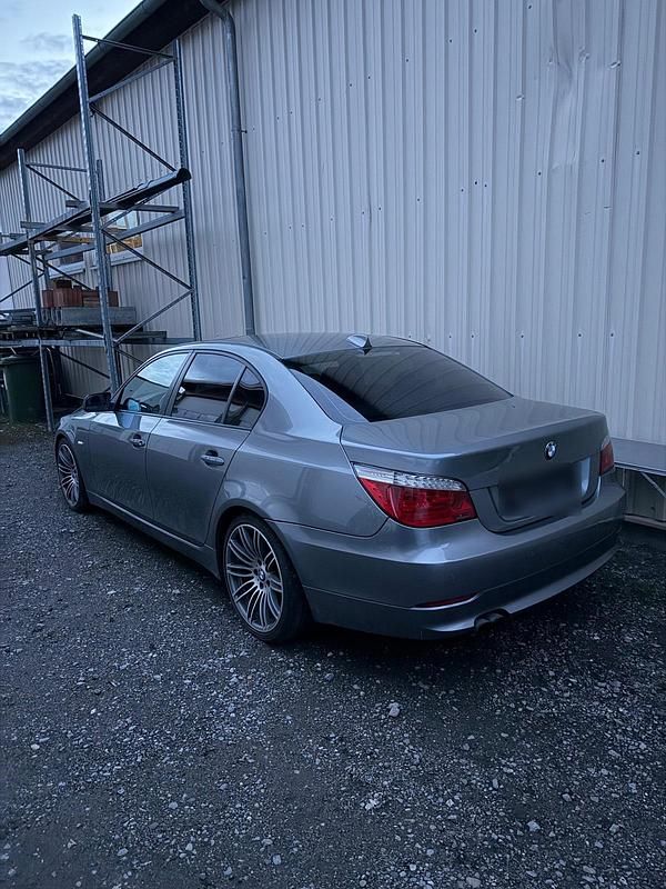 Gebraucht BMW 525 218 PS (160 kW) 2007 Grau Limousine