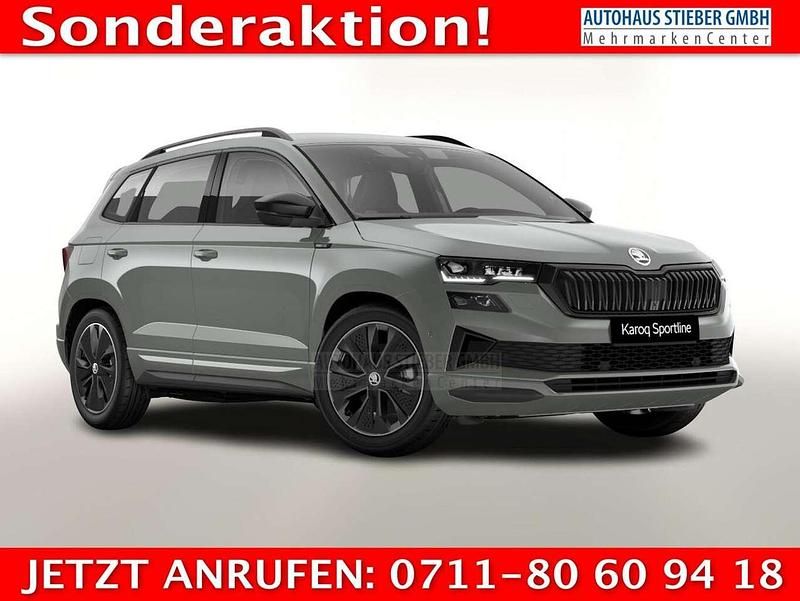 Stahlgrau Neu 2025 Skoda Karoq SportLine SUV | 38.620 € (Fairer Preis) - Bild 1/4