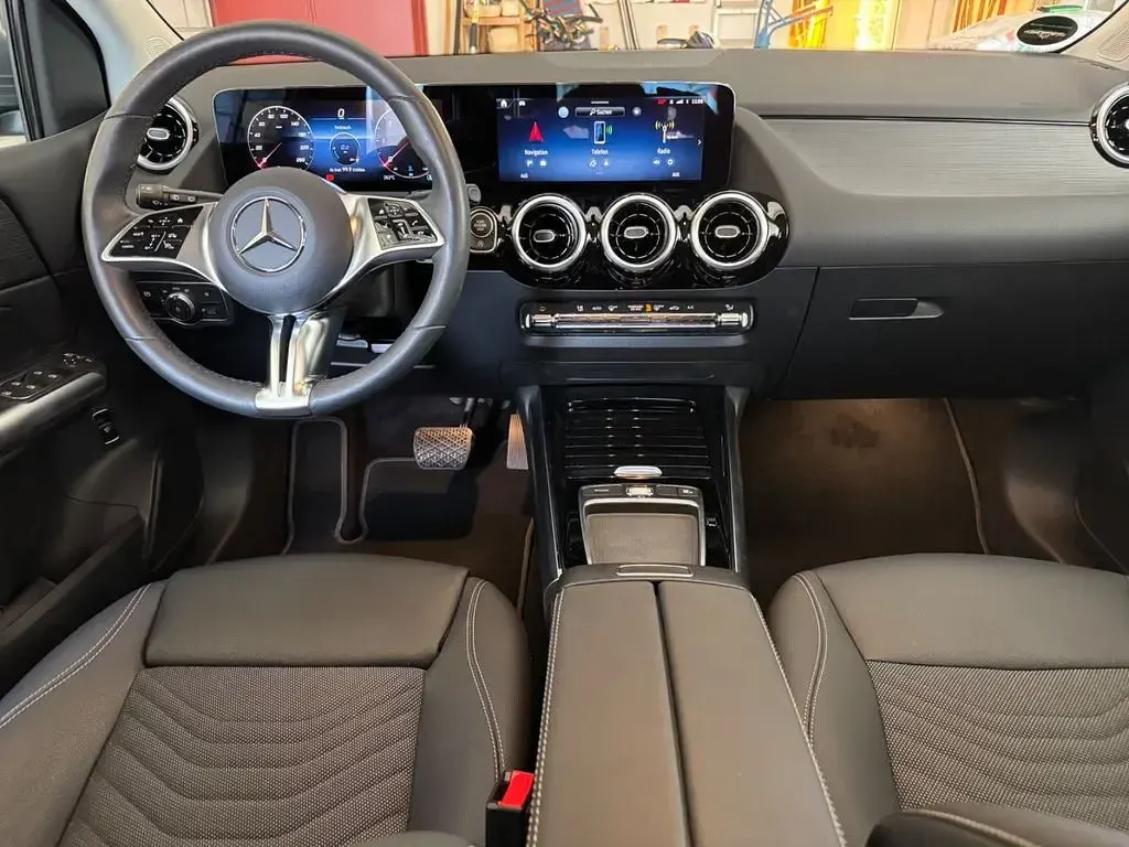 Gebraucht Mercedes B220 Advanced 190 PS (139 kW) 2024 Silber Kleinwagen