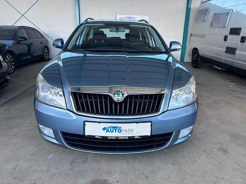 Gebraucht Skoda Octavia Ambiente 105 PS (77 kW) 2010 Blau Kombi