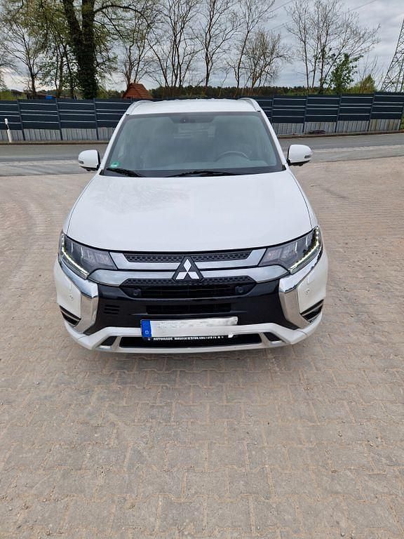 Weiß Gebraucht 2019 Mitsubishi Outlander P-HEV Plus SUV | 14.500 € (Guter Preis) - Bild 1/4