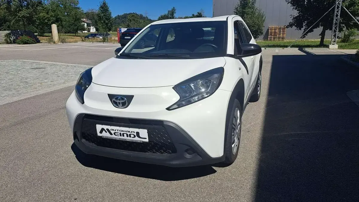 Gebraucht Toyota Aygo X X-play 72 PS (52 kW) 2023 Super white SUV