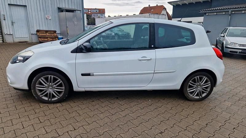 Gebraucht Renault Clio II 100 PS (73 kW) 2011 Weiß Kleinwagen