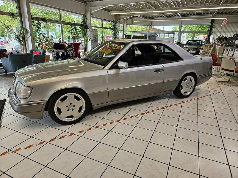 Gebraucht Mercedes 220 150 PS (110 kW) 1993 Silber Coupé