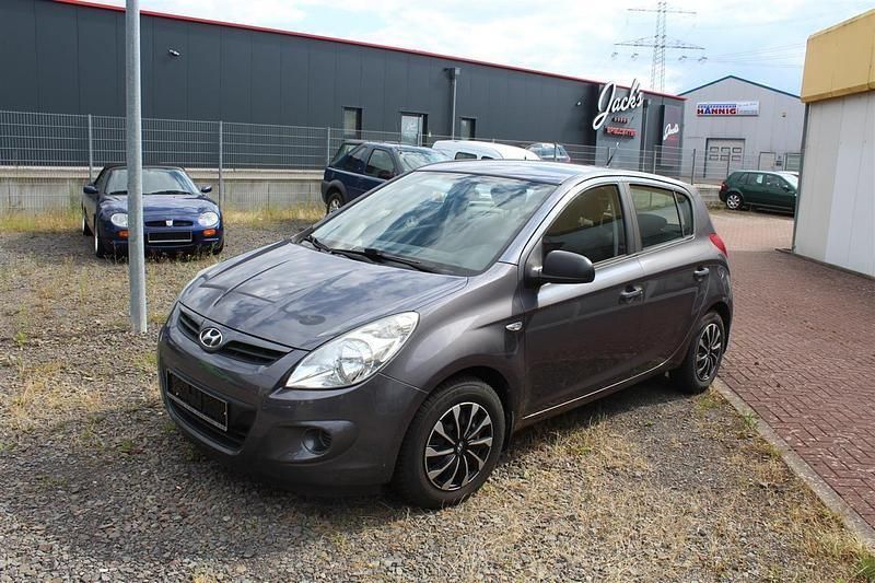 Grau Gebraucht 2013 Hyundai i20 Kleinwagen | 5.800 € (Fairer Preis) - Bild 1/4
