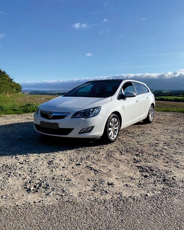 Weiß Gebraucht 2012 Opel Astra Kombi | 3.950 € (Guter Preis) - Bild 1/4