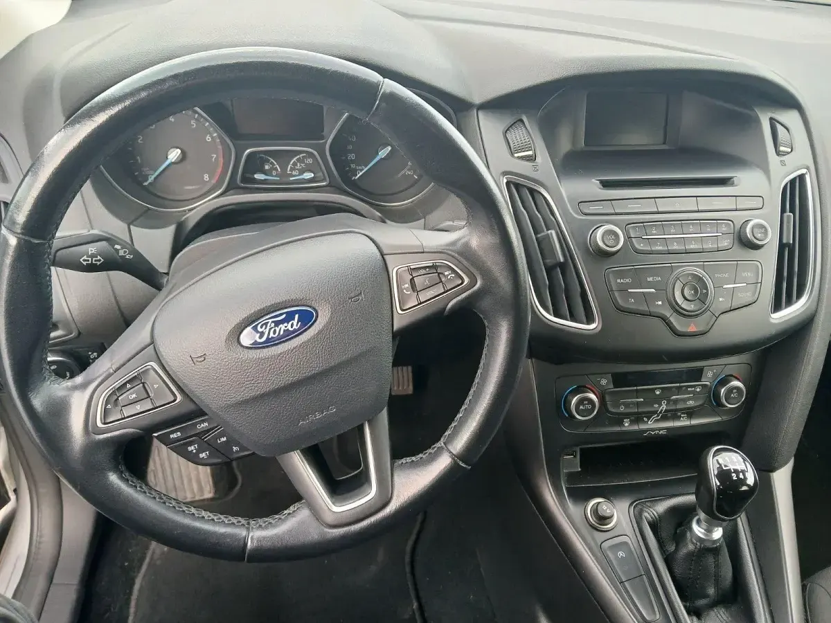 Usado Ford Focus Trend 125 CV (91 kW) 2018 Plateado Familiar