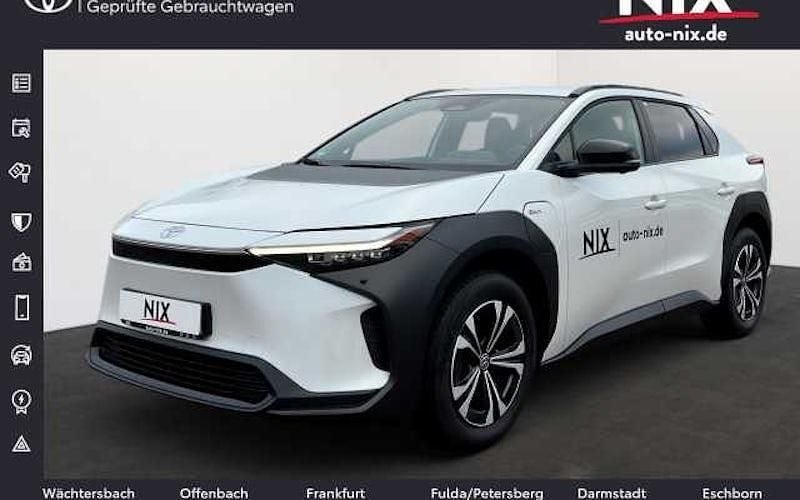 Platinumweiß perleffekt Gebraucht 2024 Toyota bZ4X Team SUV | 36.750 € (Fairer Preis) - Bild 1/4