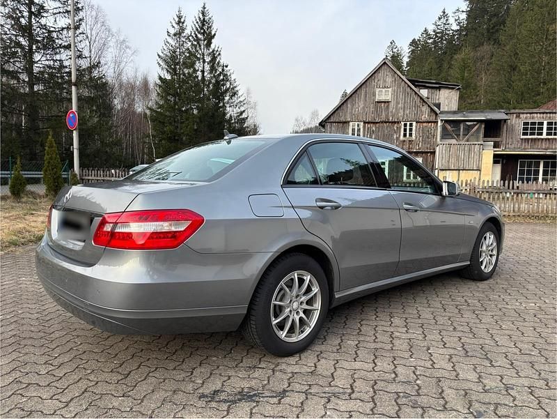 Gebraucht Mercedes E200 136 PS (100 kW) 2011 Silber Limousine
