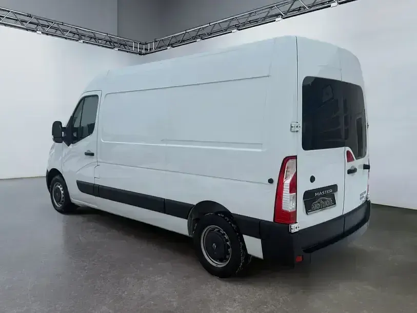 Używany Renault Master 110 KM (80 kW) 2017 Biały Sedan/Limuzyna
