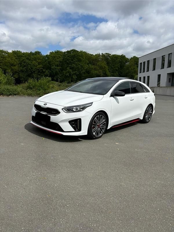 Weiß Gebraucht 2020 Kia ProCeed GT Kleinwagen | 26.329 € (Etwas zu teuer) - Bild 1/4