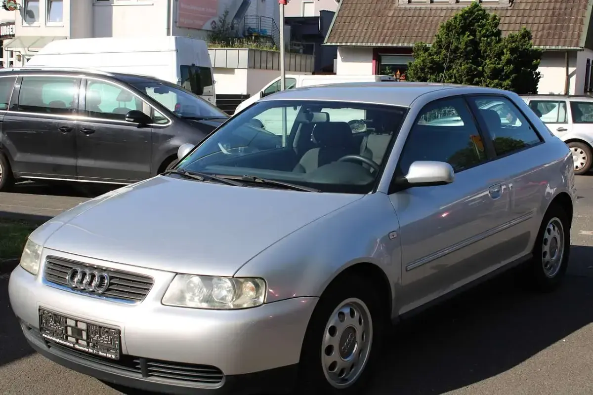 Gebraucht Audi A3 Attraction 101 PS (74 kW) 2002 Silber Kleinwagen