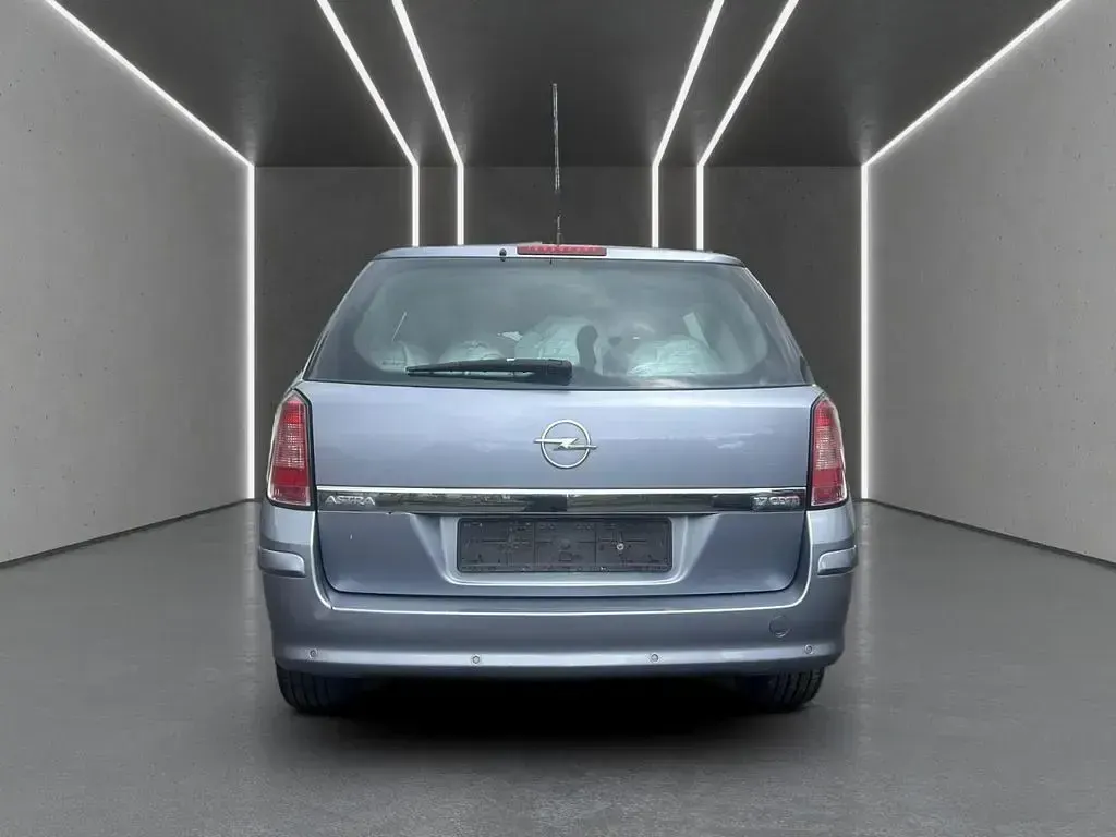 Używany Opel Astra Edition 125 KM (91 kW) 2009 Srebrny Sedan/Limuzyna